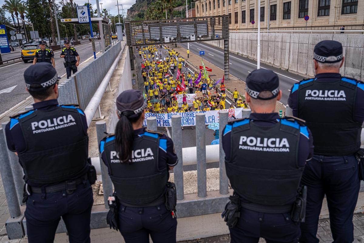 Los docentes bloquean la Ronda Litoral durante una jornada de protestas