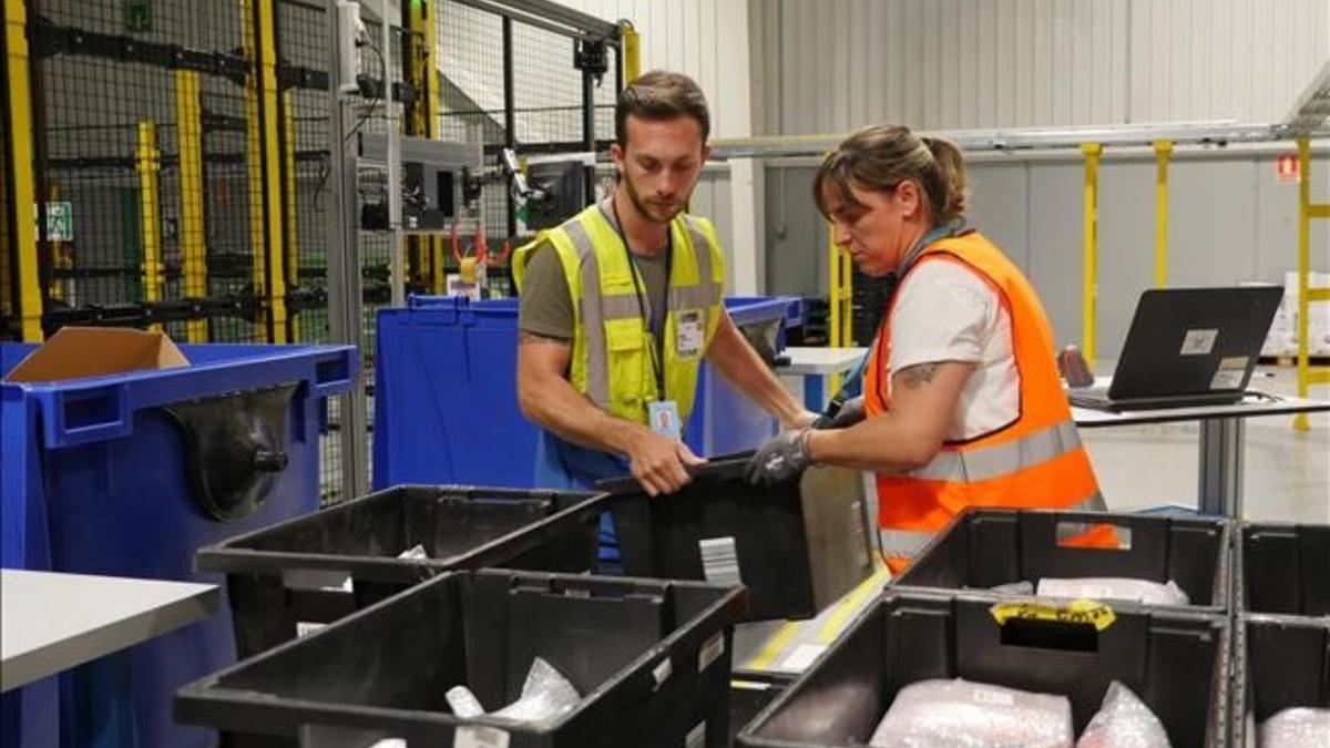 Gestión de paquetes en las instalaciones de Amazon en Castellbisbal.