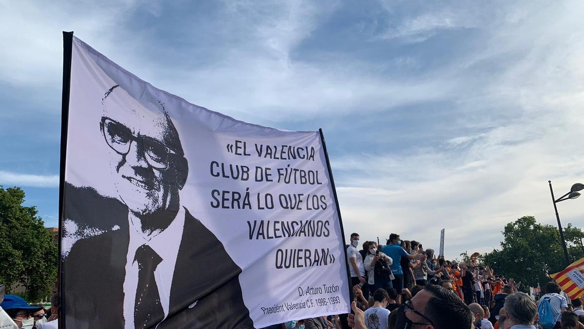 Las imágenes de la marcha de la afición valencianista contra Lim