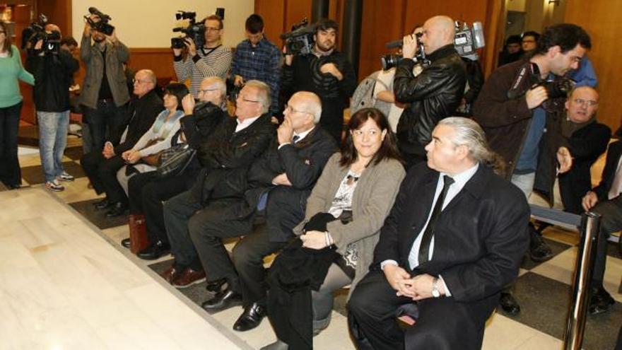 D´esquerra a dreta, Vicenç Gavaldà, Dolors Llorens (absolta), Jaume Pallerols (absolt), Santiago Vallvé, Lluís Gavaldà, Maria Creu Guerrero (absolta) i Fidel Pallerols, ahir a la banqueta dels acusats.