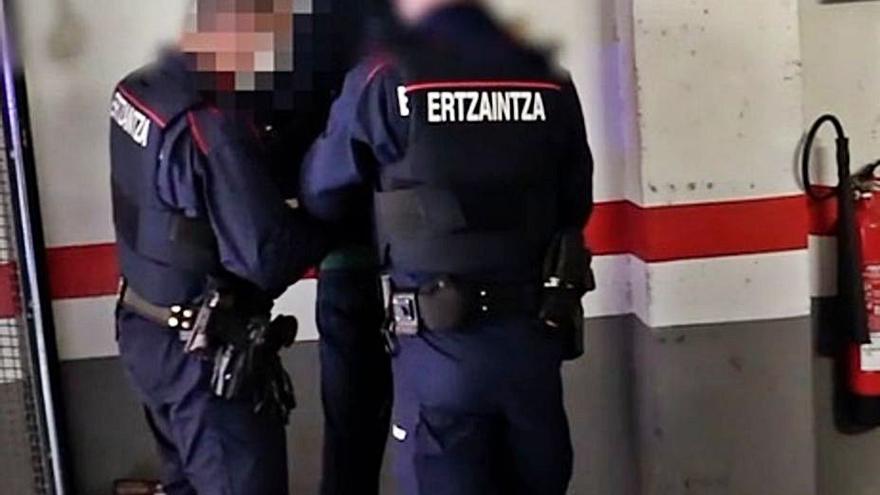 Agentes de la Ertzainta, en el momento de uno de los arrestos.   | // E. P.