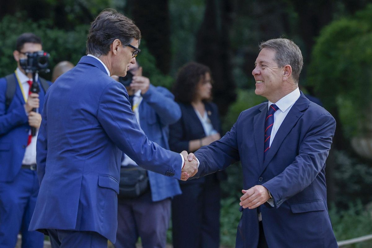BARCELONA, 06/06/2025.- El presidente de la Generalitat de Catalunya, Salvador Illa (i), saluda al presidente de Castilla-La Mancha, Emiliano García Page, a su llegada a la XXVIII Conferencia de Presidentes que se celebra este viernes en el Palau de Pedralbes en Barcelona. EFE/ Alberto Estevez