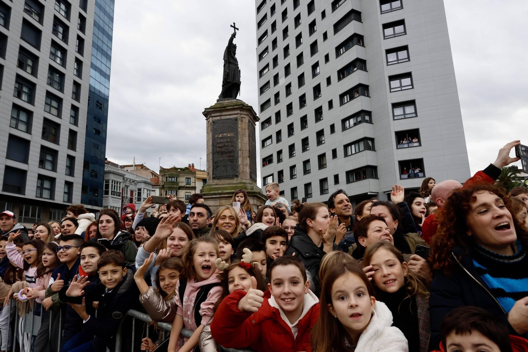 En imágenes: Los Reyes Magos desembarcan en Gijón