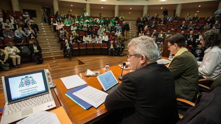 El rector Santiago García Granda, en primer término en la mesa, presidiendo, ayer, su primer claustro.