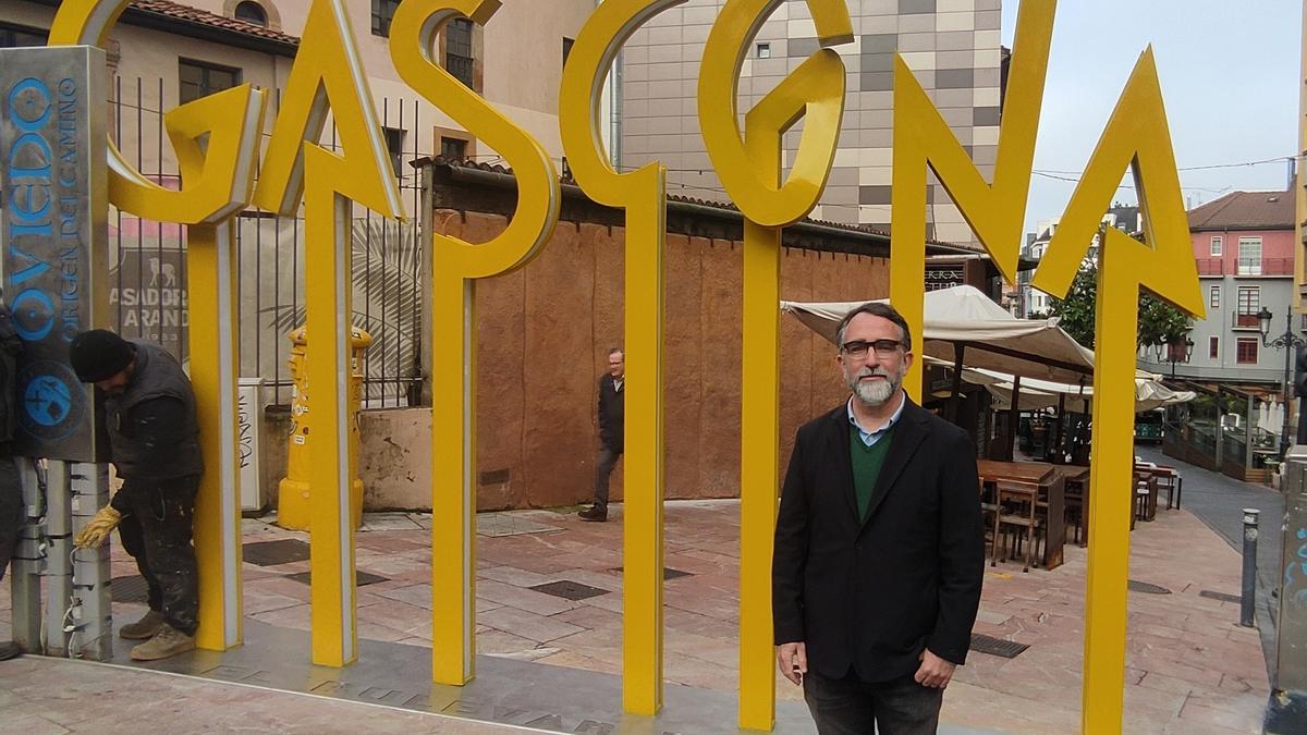 El concejal del PSOE, Juan Álvarez, delante de las "letronas" de Gascona.