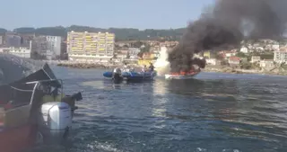 Arde una lancha en Sanxenxo y una moto acuática rescata al único ocupante