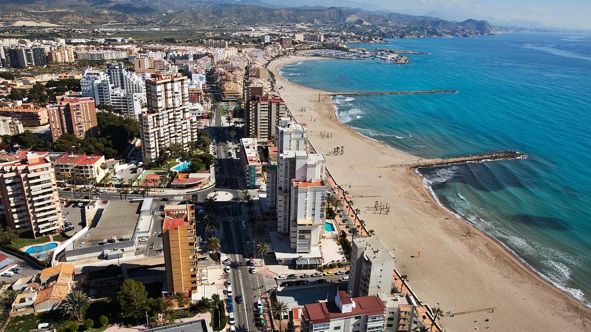Vista desde un helicóptero de la playa de Muchavista, que divide los términos municipales de Alicante y El Campello.  | JOSE NAVARRO