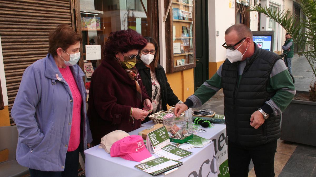 Mesa petitoria del cáncer que se ha instalado en la calle Corredera.