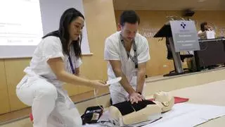 Salvar vidas con "pasos muy sencillos": los médicos de la UCI de Cabueñes explican en Gijón las claves de la RCP y cómo actuar ante atragantamientos