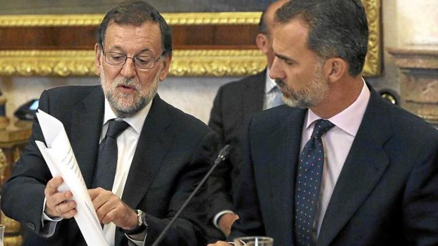 El rei i Rajoy parlen durant la reunió del Patronat de l&#039;Institut Cervantes