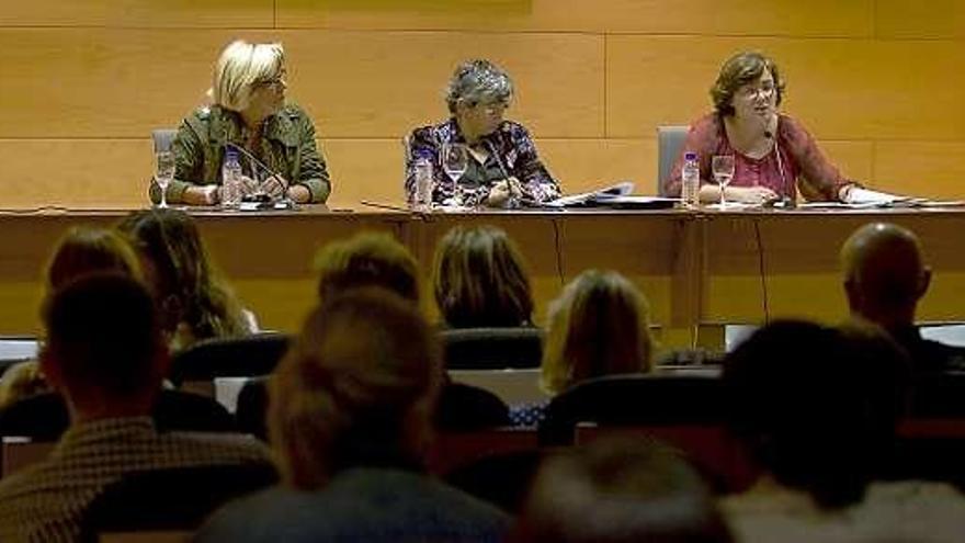 El fiscal Gerardo Herrero, el consejero Guillermo Martínez y la alcaldesa Pilar Varela, antes del acto inaugural.