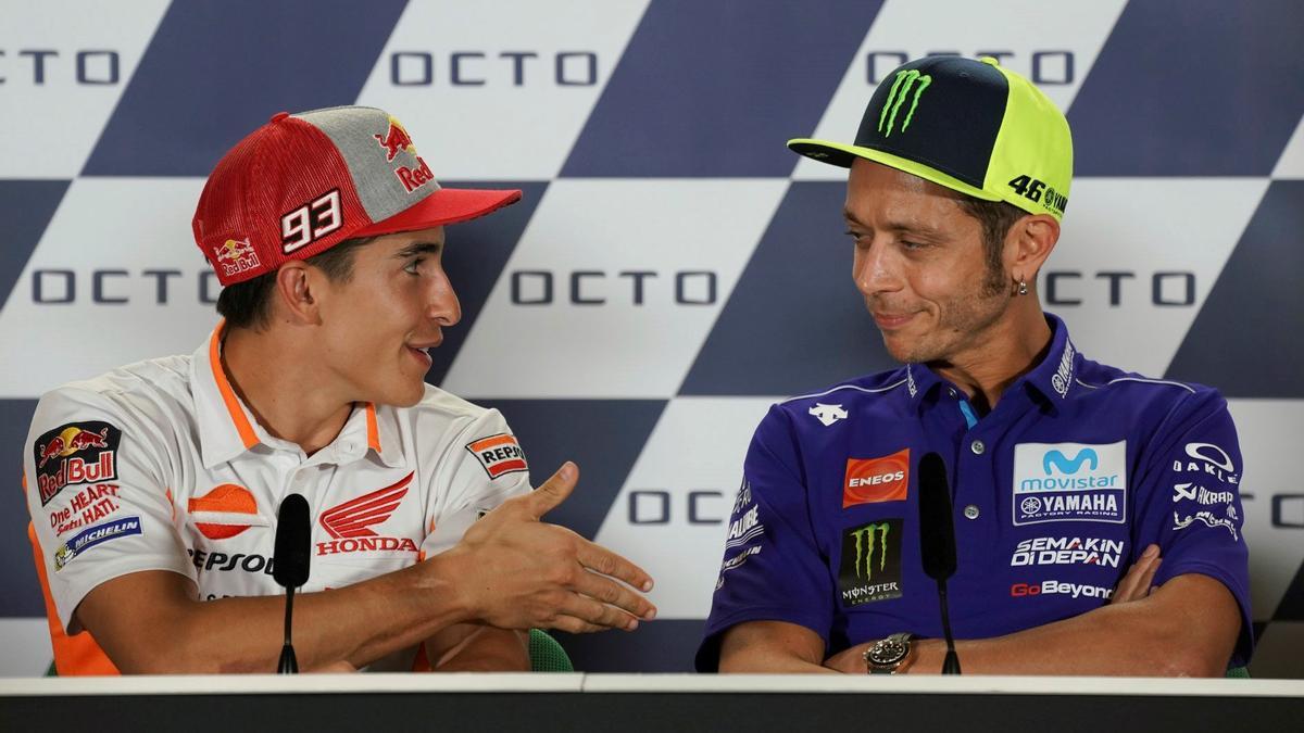 Momento en que Rossi se niega a darle la mano a Márquez