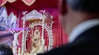 El viento frena la procesión de la Virgen de Candelaria, que sale hasta la puerta de la Basílica