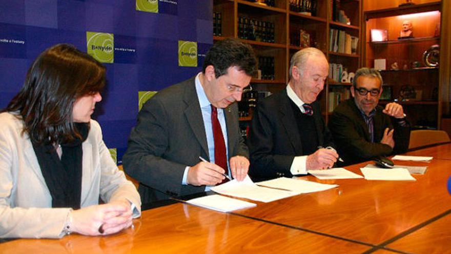 L&#039;alcalde i el president de MicroBank, al centre, signant el conveni ahir.