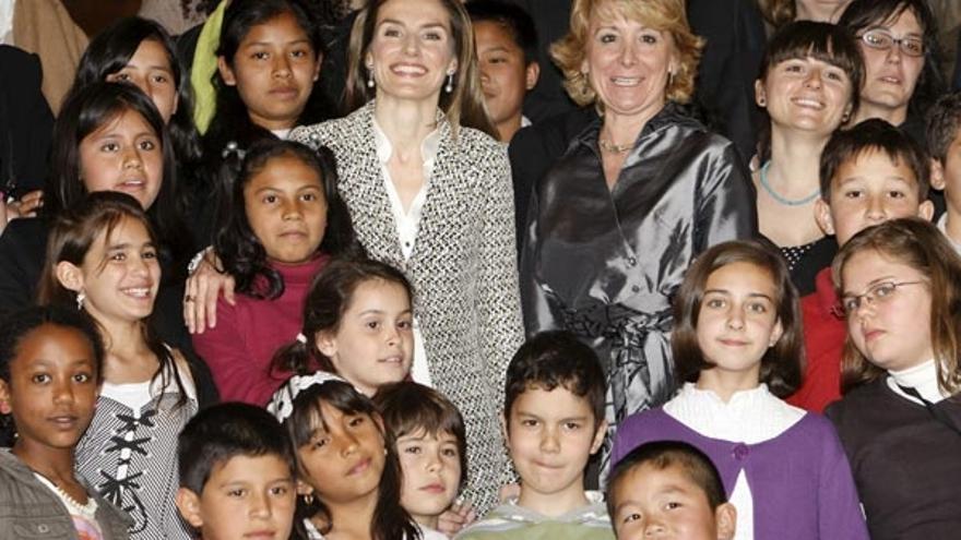 La Princesa de Asturias y Esperanza Aguirre, junto a los niños galardonados con los premios del Defensor del Menor.