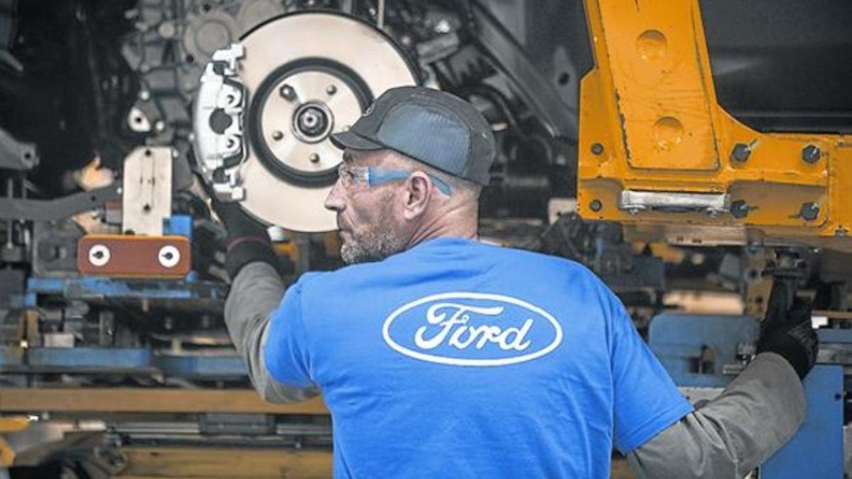 Un trabajador de la fábrica de Ford en Almussafes.