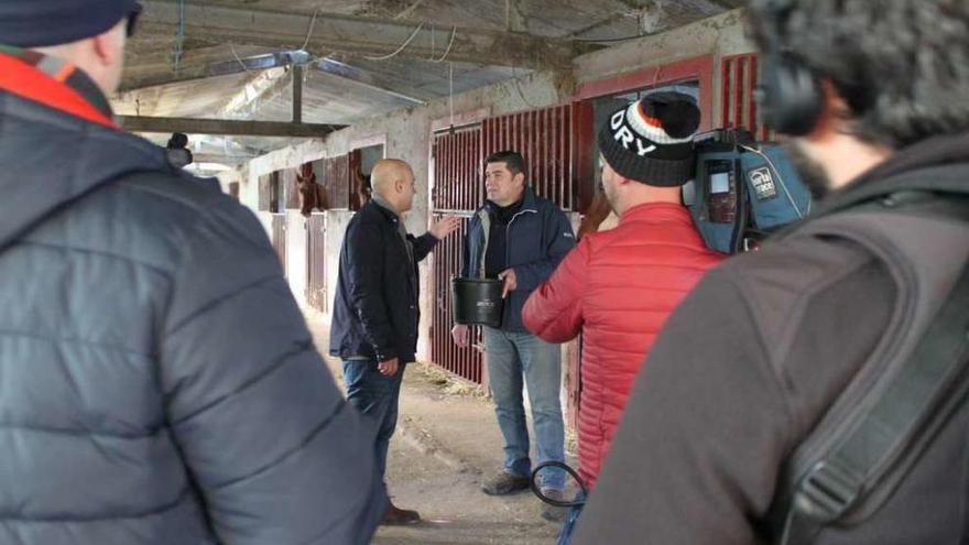 O director do programa, Víctor López, con César Enríquez &quot;Cachín&quot;, nunha grabación do programa.