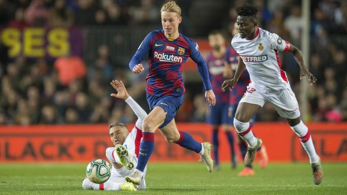 De Jong superando rivales  durante el partido de liga entre el Fc Barcelona y el Mallorca