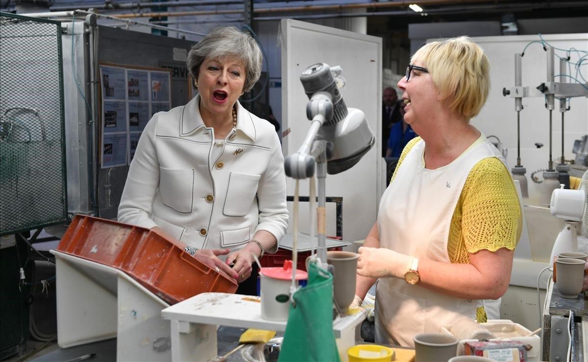 La primera ministra británica, Theresa May, visita la fábrica de Portmeiron, en Stoke-on-Trent, antes de pronunciar un discurso para pedir a los parlamentarios que apoyen su proyecto de ley sobre el Brexit.