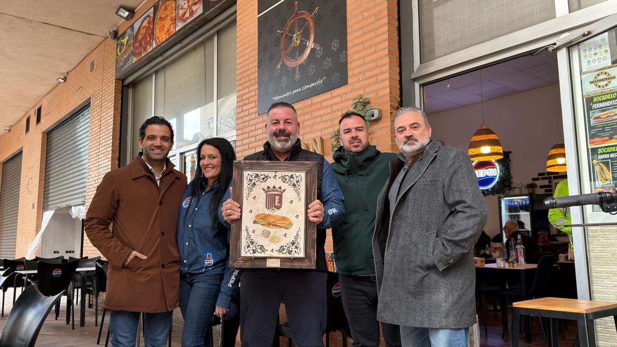 Sagredo, José Manuel Mora y Lucas Jodar con el ganador de la III Ruta del Esmorzaret de Paterna