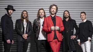 The Black Crowes, con Rich y Chris Robinson en el centro.