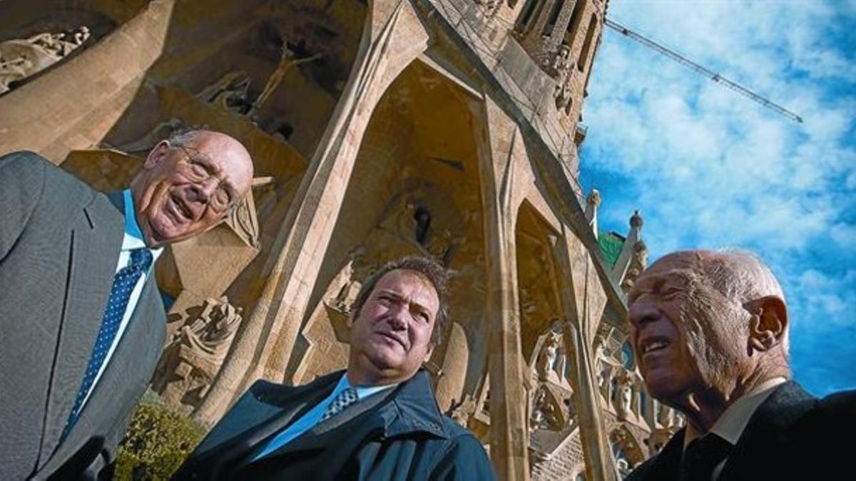 Joan Rigol, presidente del patronato de la Sagrada Família (izquierda), el alcalde Jordi Hereu y el arquitecto director Jordi Bonet, en la fachada de la Passió antes de iniciar la visita, ayer.