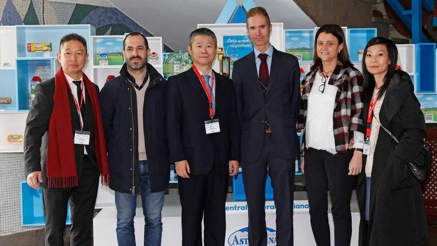 Ángel García (segundo por la izquierda), Wang Yingqi y Armando Tellado, director general de Capsa, con otros miembros de la delegación china, en la sede de la empresa en Siero.