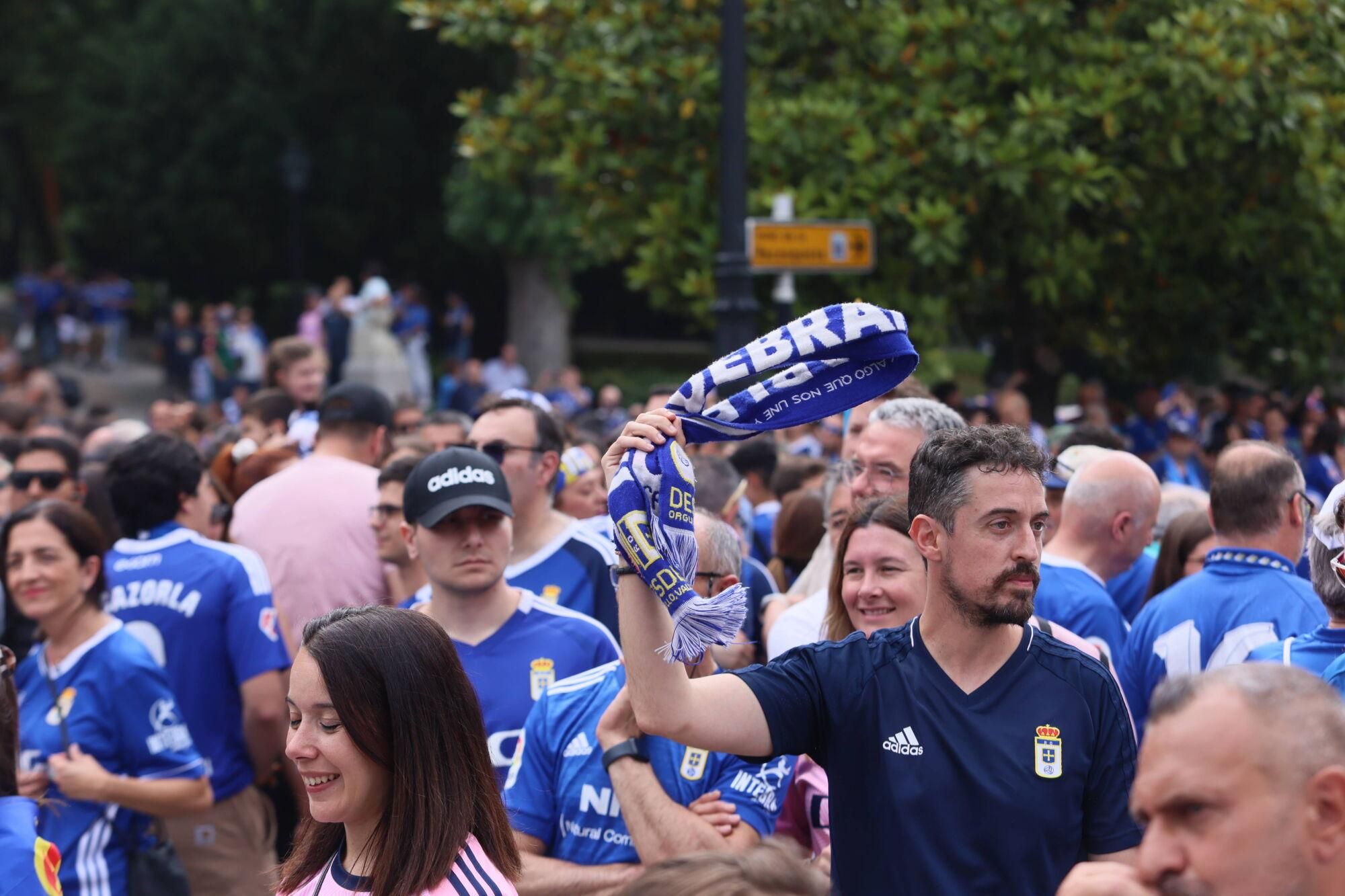 Locura azul en las calles de Oviedo para celebrar el ascenso del equipo a Primera División