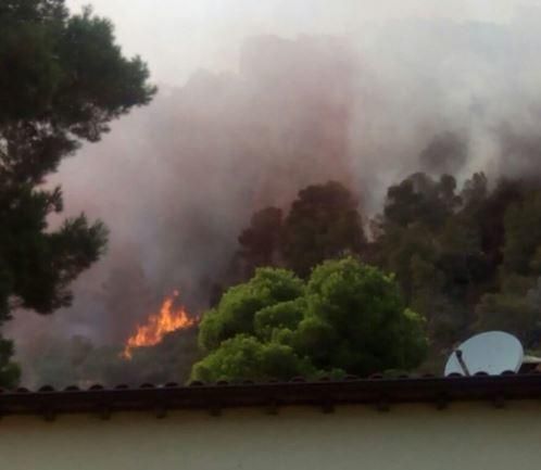 El foc de l'Estartit, molt a prop de les cases