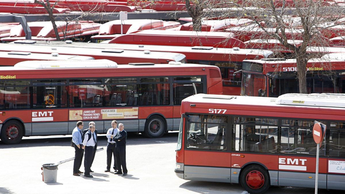 Conductores en la base de la EMT de San Isidro