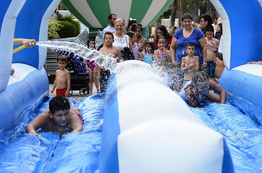 El calor se combate con la fiesta del agua en Elch