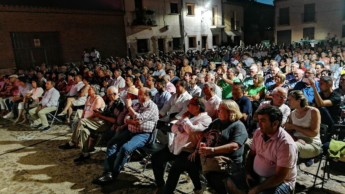 Los aficionados disfrutan del festival flamenco en la plaza del Carmen