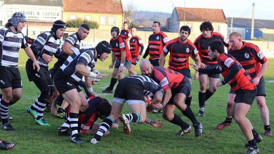 Un lance del partido jugador ayer entre el Coreti y el Mareantes en el Cortizo. // Bernabé/Gutier