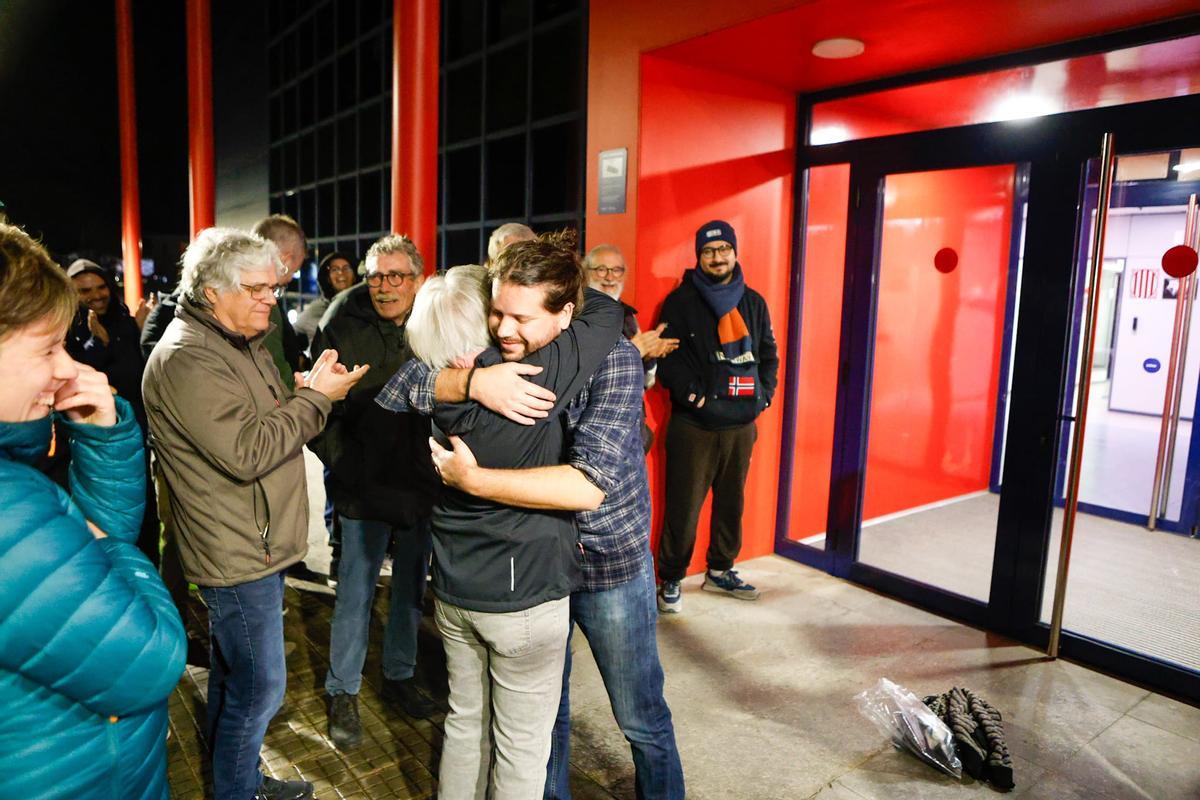 Aniol Vila s'abraça amb els seus familiars en sortir de comissaria