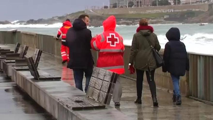 Buscan en A Coruña a una joven arrastrada por el mar