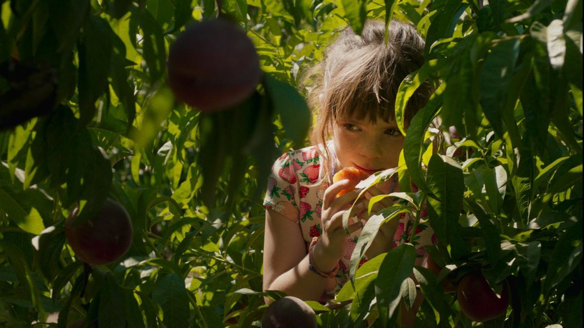 Ainet Jounou, como Iris, en un fotograma de 'Alcarràs', de Carla Simón