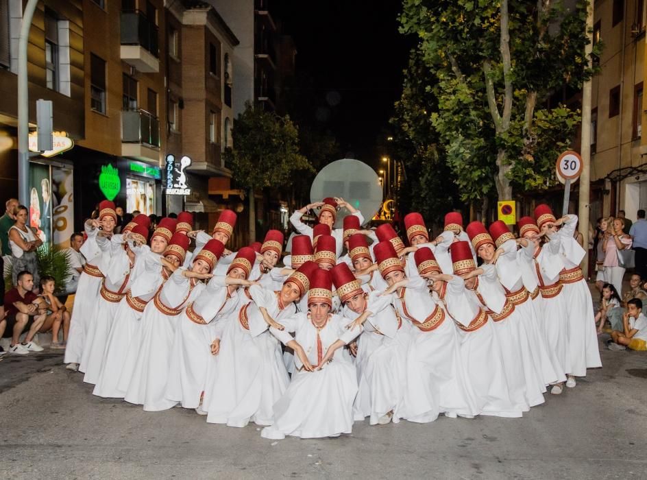 Desfile de comparsas moras y cristianas en Manises.