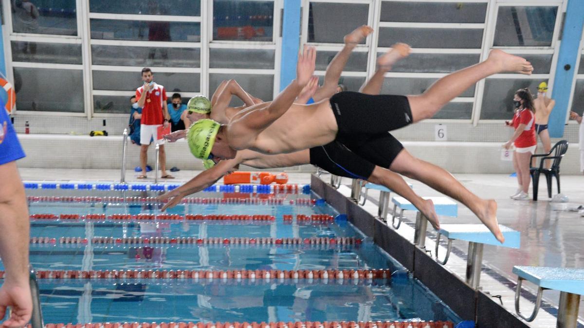 La piscina de Vilagarcía acoge la primera competición oficial de su historia con la Liga Gallega de salvamento