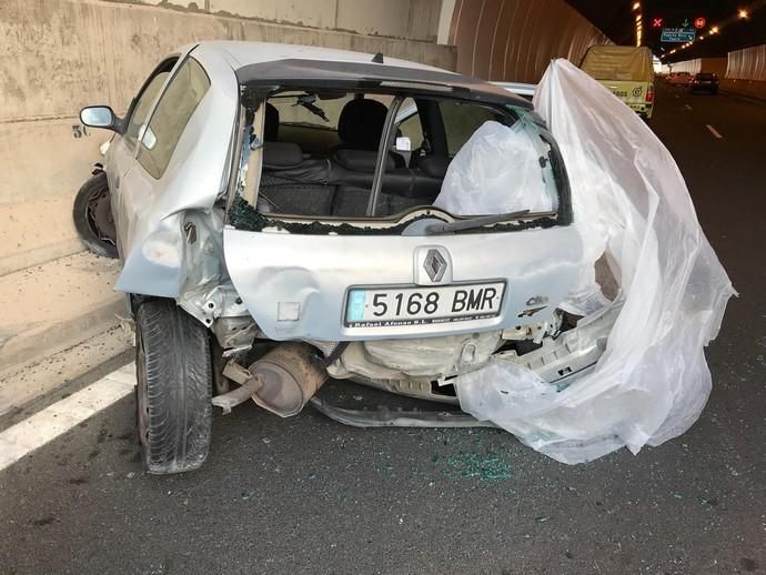 Un vehículo, destrozado tras sufrir un accidente en el túnel de Arguineguín