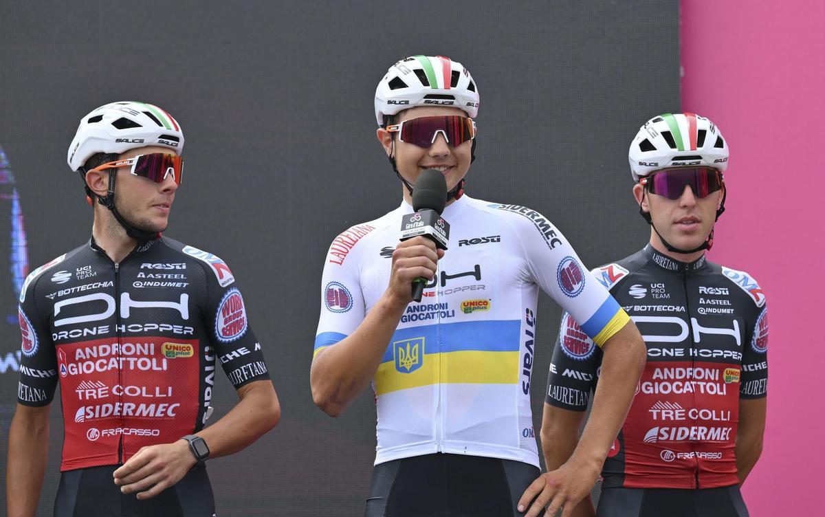 Rivarolo Canavese (Italy), 22/05/2022.- Ukrainian rider Andrii Ponomar (C) of Drone Hopper-Androni Giocattoli team at the start of fifteenth stage of 105th Giro d’Italia cycling race, over 177 km from Rivarolo Canavese to Cogne, Italy, 22 May 2022. (Ciclismo, Italia) EFE/EPA/MAURIZIO BRAMBATTI