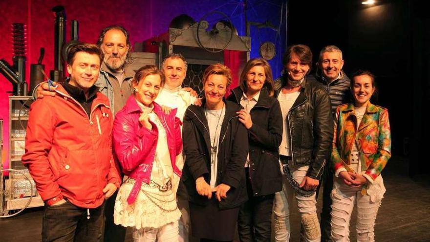 El equipo que estrena &quot;Os Rockenstein&quot;, con la edil María Jesús Sineiro y la alcaldesa Belén Cachafeiro.