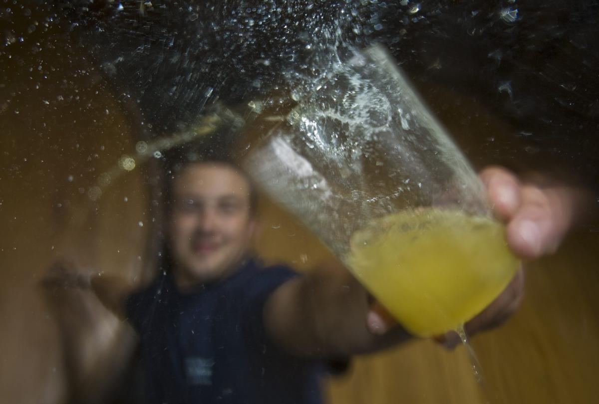 Un culete echado directamente desde el tonel de un llagar asturiano. | MIKI LÓPEZ