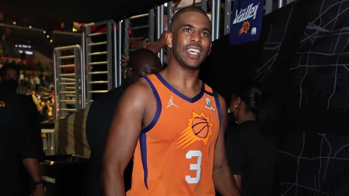 Chris Paul se retira sonriente después del triunfo de los Suns.