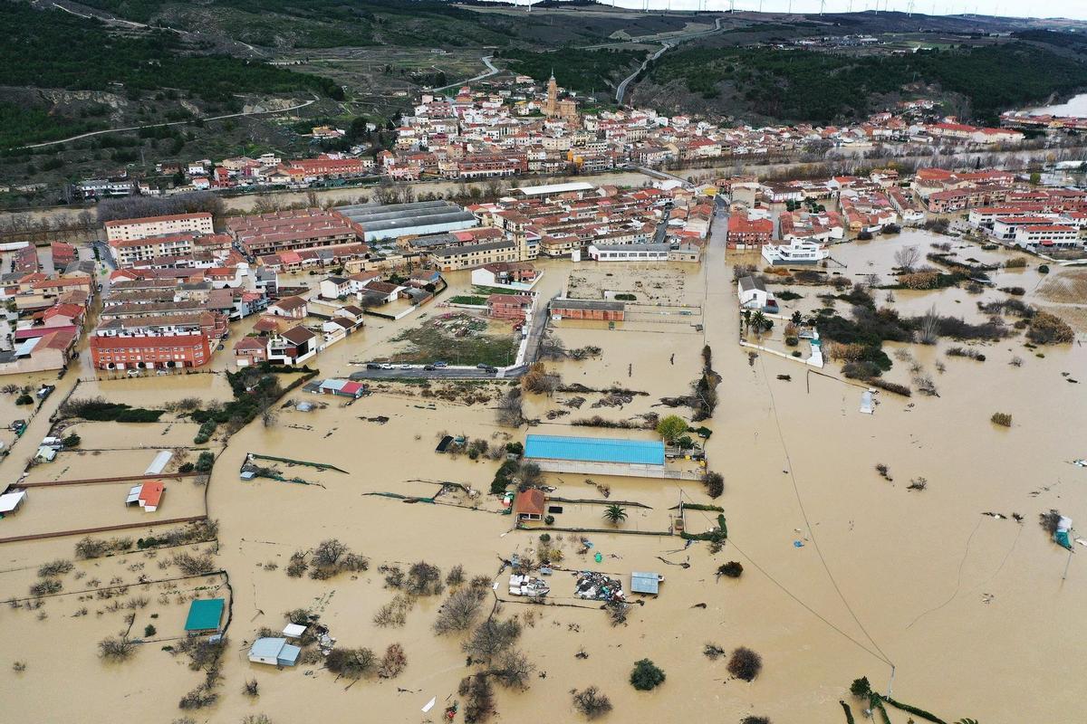 Vista aérea de los alrededores de la localidad navarra de Funes tras el desbordamiento del río Arga.