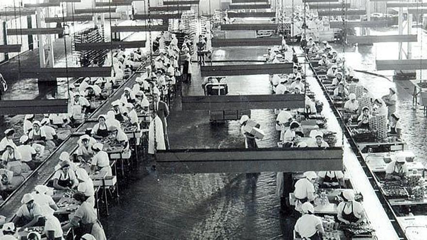 Imagen antigua de la fábrica de A Guía, en Meira, con la que trabaja el concello moañés.