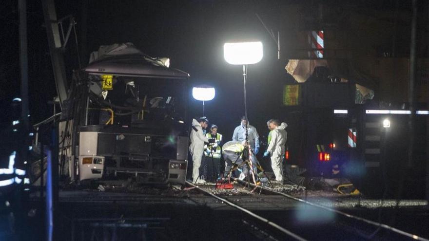 Detenida la conductora del bus escolar que chocó contra un tren en Francia