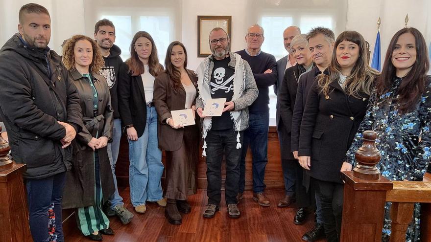 Cláudia Morán e Eugenio Outeiro, no centro, xunto a representantes do goberno local e de Amigos de Johan Carballeira.