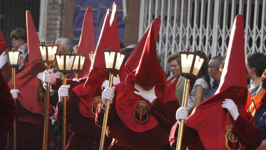 La procesión del Cristo del Perdón recorre las calles de San Antolín