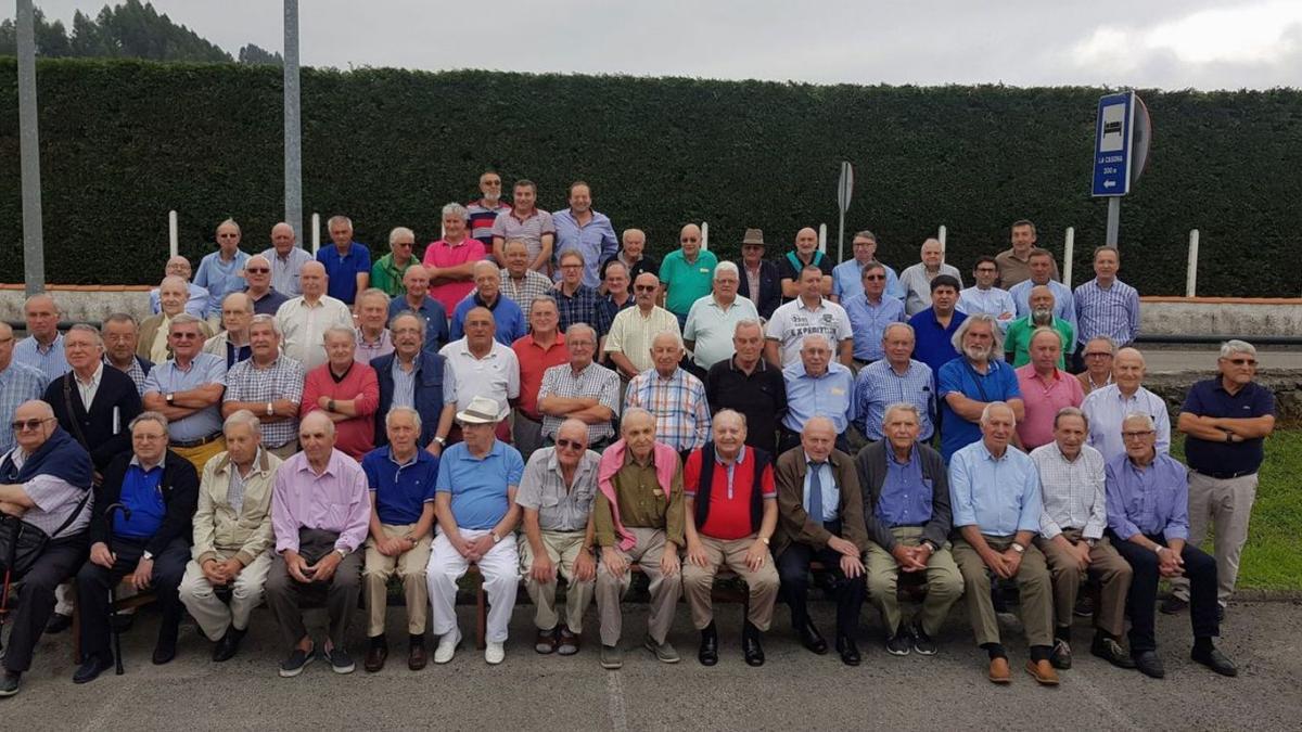 Foto de familia de los participantes en la última reunión de exalumnos del colegio San Francisco, celebrada en Villaviciosa durante el verano de 2019. |  V. Alonso