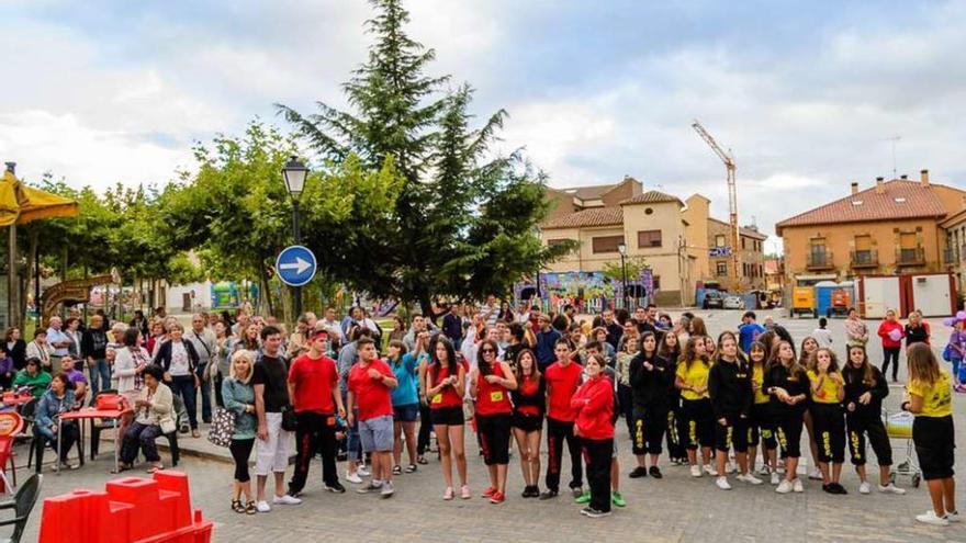 Las peñas en la plaza de Tábara donde ya se disfruta de las fiestas patronales.